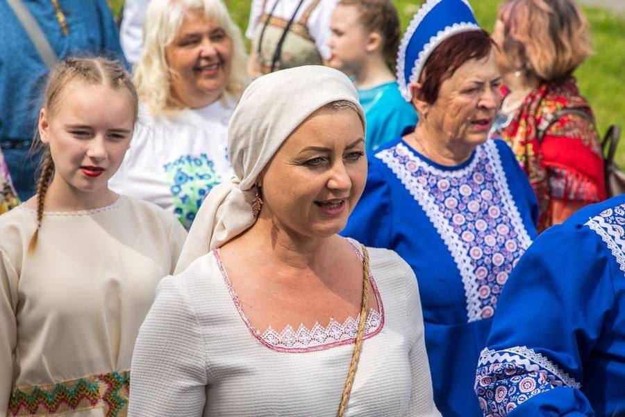 Forming a processional arrow-shaped round dance, the participants move along the alleys, singing