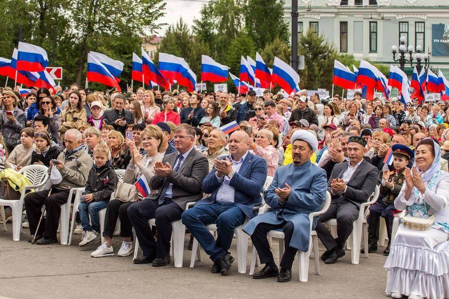 His speech about the unity of the world’s largest country is met with applause