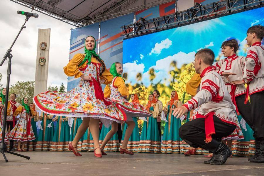 From the very first minutes, the “Snowstorm” song and dance ensemble wins over the audience’s hearts