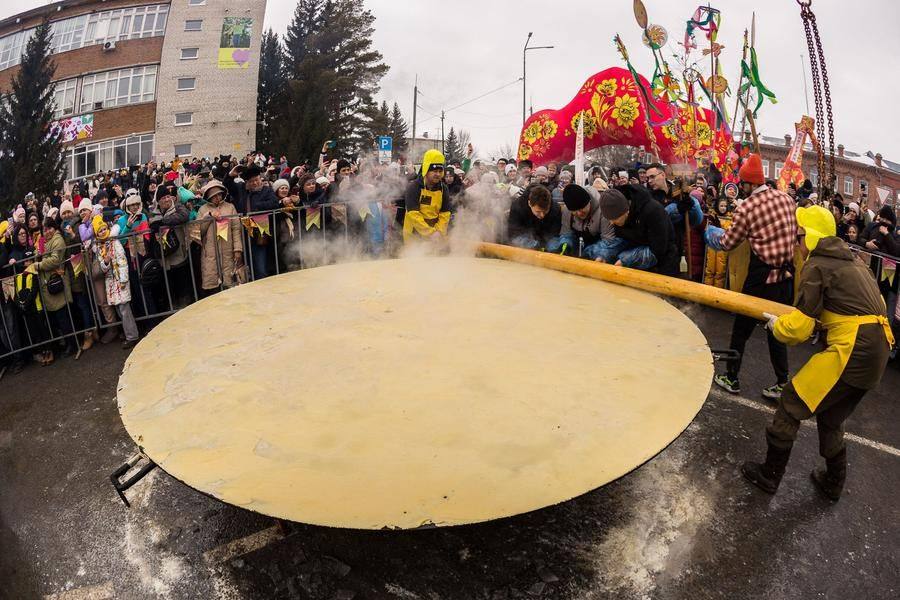 Now it’s time to flip the pancake to the other side!