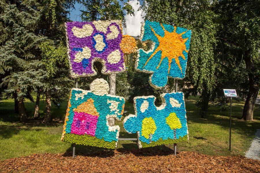 Floral puzzle pieces gently indicate the location of the special children’s playground