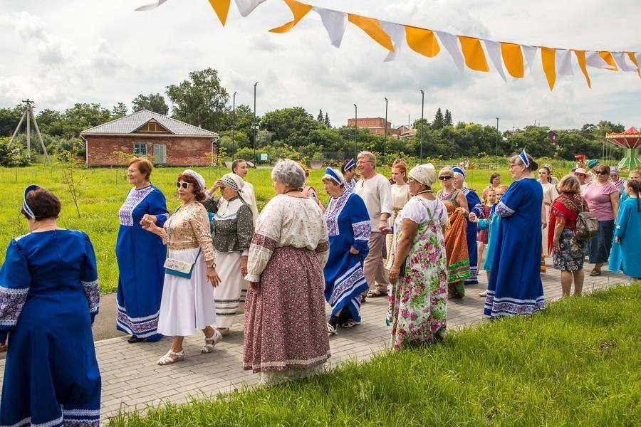The rules are straightforward: each pair walks between two rows of singers, moving from the end to the front
