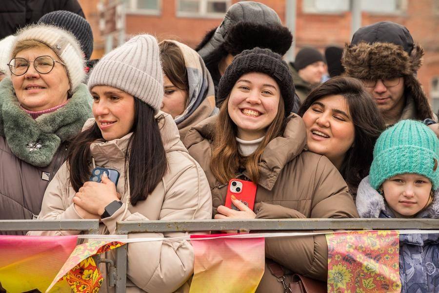 The pancake makers’ mishaps amuse the crowd — and that’s exactly how winter should be seen off