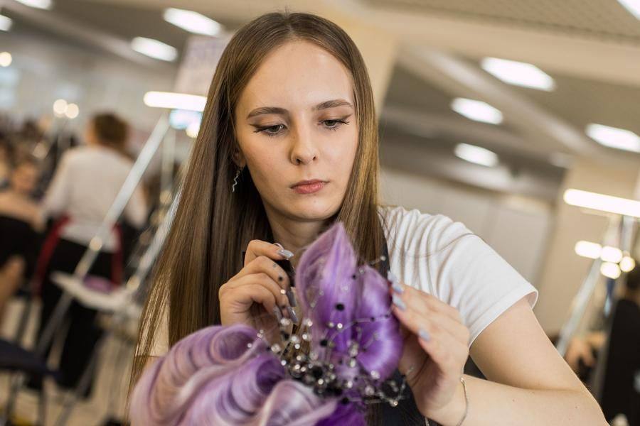 The last minute: the contestant manages to arrange the decorative details…