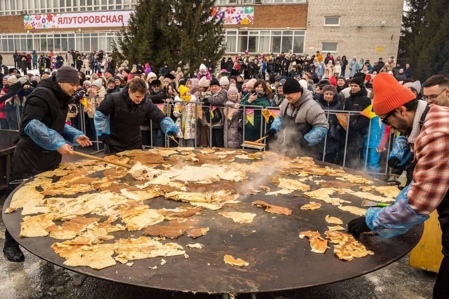 Still, the Tyumen team doesn’t lose heart: a large sweet pancake can be finished in parts