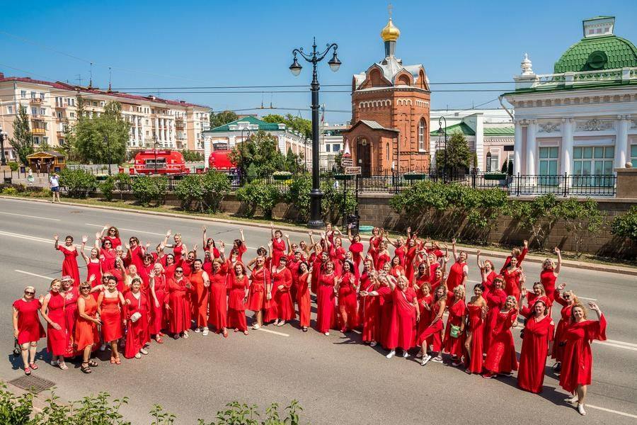 Five minutes later, the ladies breathe life into the street’s majestic architectural ensemble