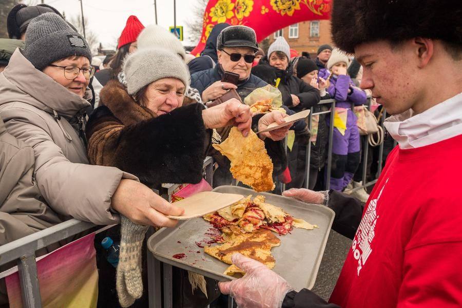 Once ready, volunteers hand out portions with jam to everyone who wants some
