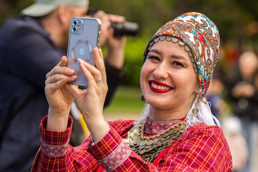 Colleagues not involved in the act can film the performance in Omsk for social media