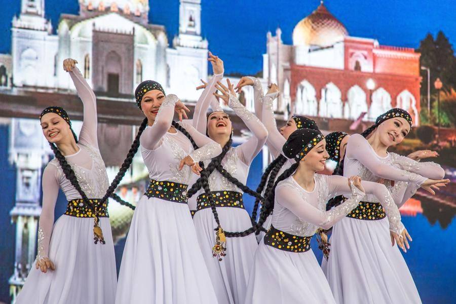 As the digital backdrops change, a complex Tatar dance unfolds before the audience