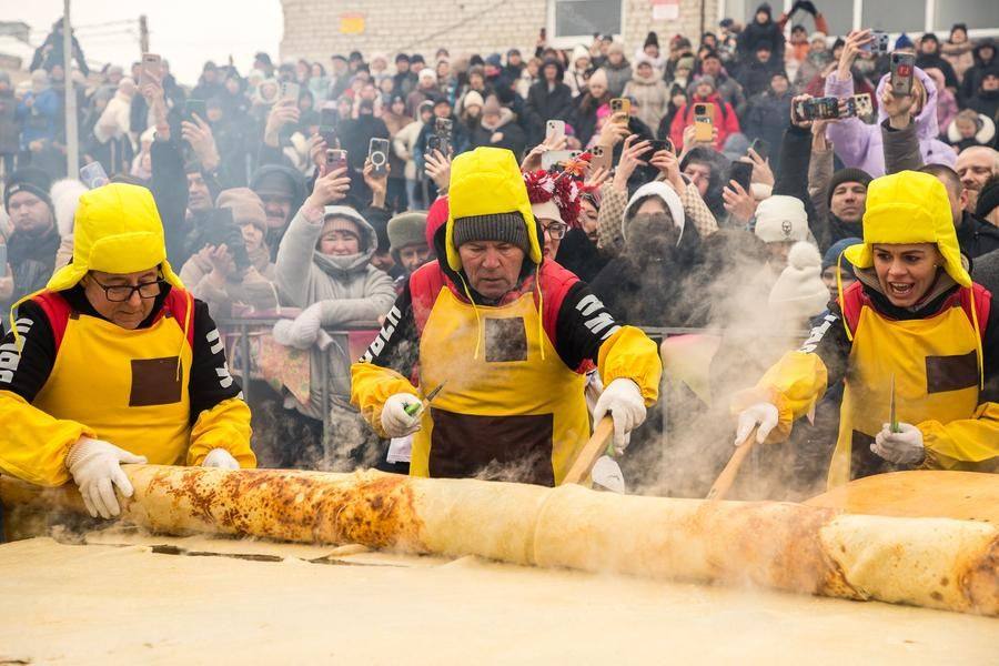 Soon comes the most critical moment: rolling the pancake onto the pin