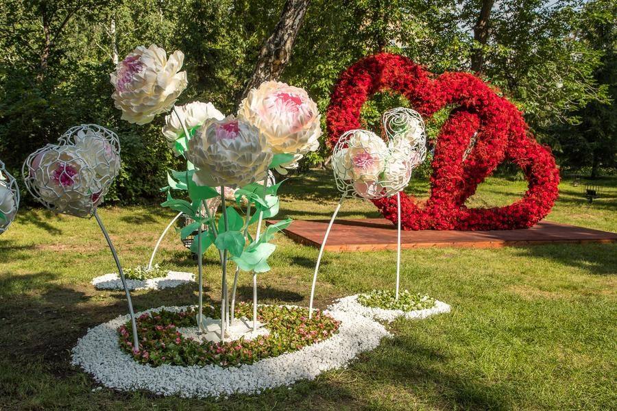 Two hearts form the art installation “Time to Love” — many compositions share a similar naming style
