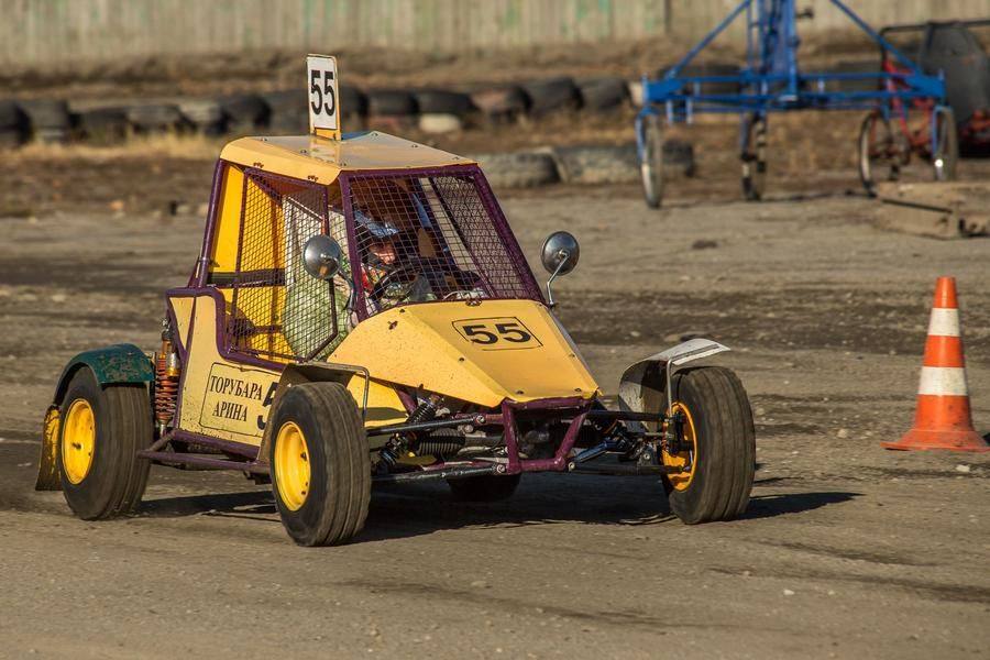 The sports festival kicked off with a solo run in a D3‑mini buggy