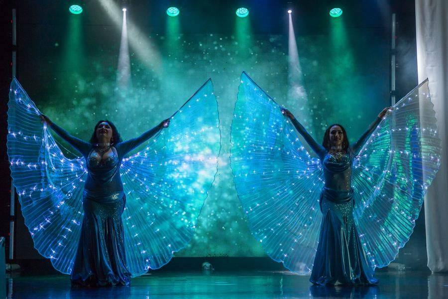A fast-paced and spectacular prologue sets the tone for the entire concert