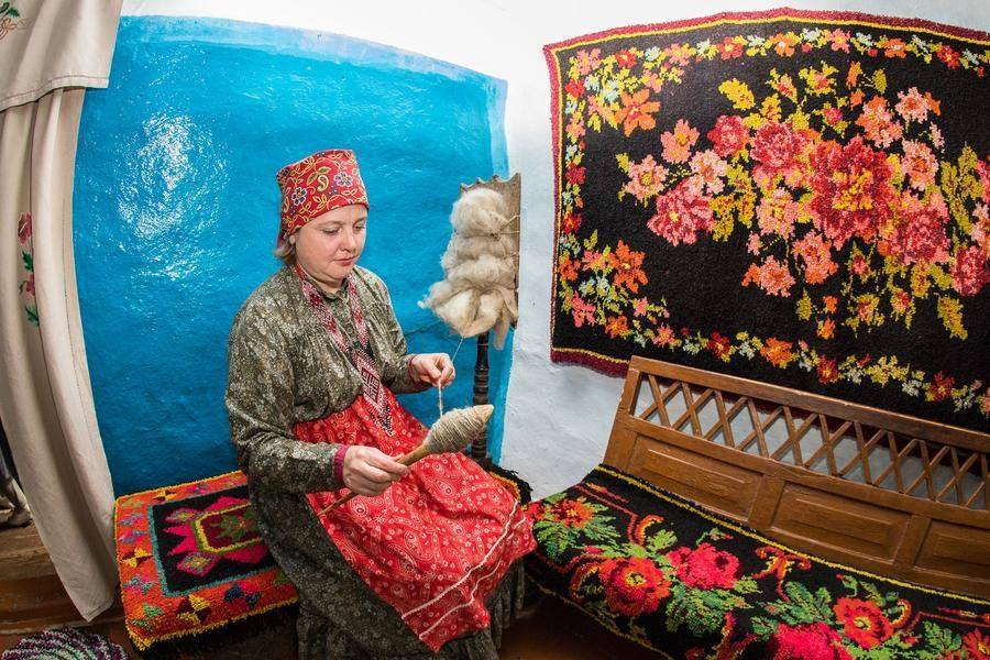 In Krestiki, every stage of carpet-making is alive, starting from spinning the yarn