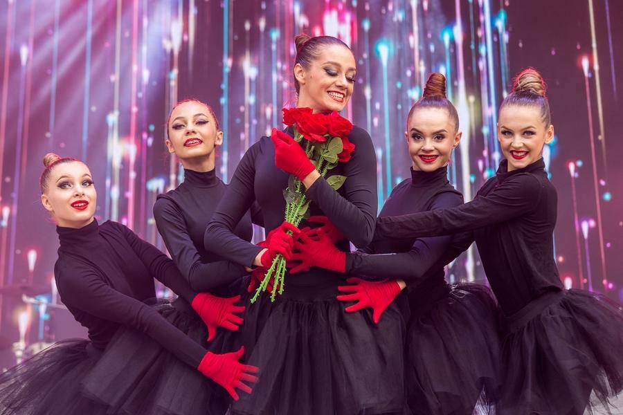 This vibrant opening sets a solemn and celebratory tone for the entire awards ceremony