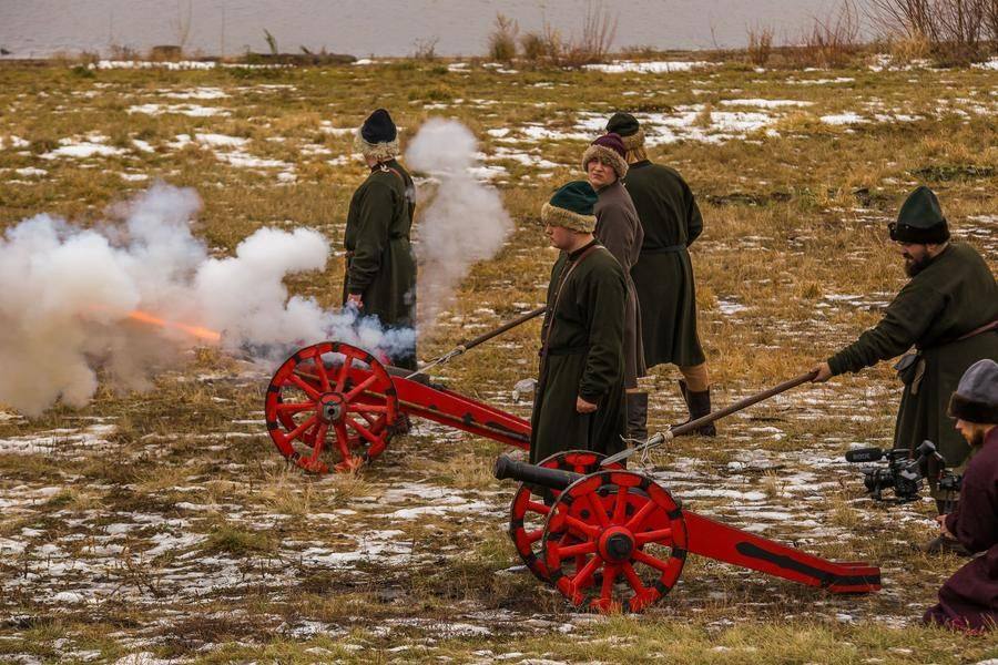 Just one cannon shot remains to be demonstrated — then the combat can begin!