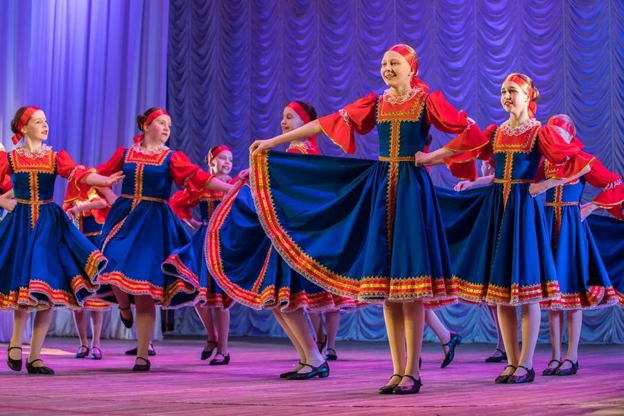 The sarafan and ribbons are an essential part of the stage costume