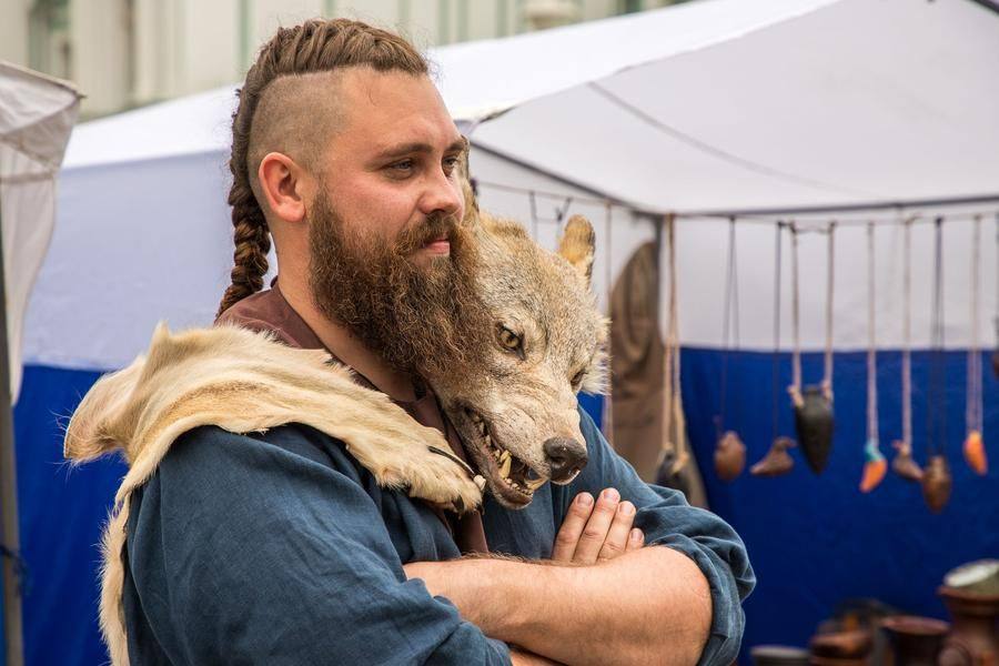 The leathercraft master from the “Gomerowsky” project draws the attention of everyone who walks by