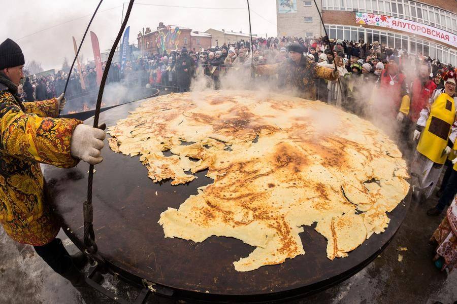 …and finish them fast — the heat is plenty, and the audience’s appetite is definitely rising!
