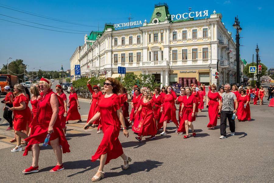 Via the crosswalk, the procession returns to the Yubileyny Bridge