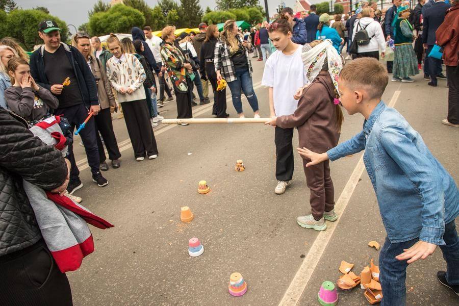 Traditional games easily gather a crowd eager to try their luck
