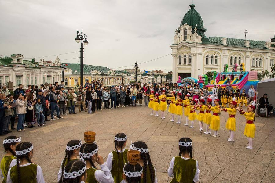 Many creative groups aren’t satisfied with just the stage — the whole square becomes their performance space