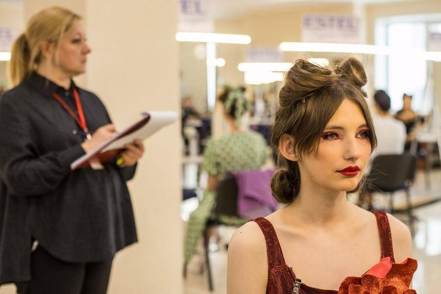 Evaluation time is 5 minutes shorter than for evening hairstyles