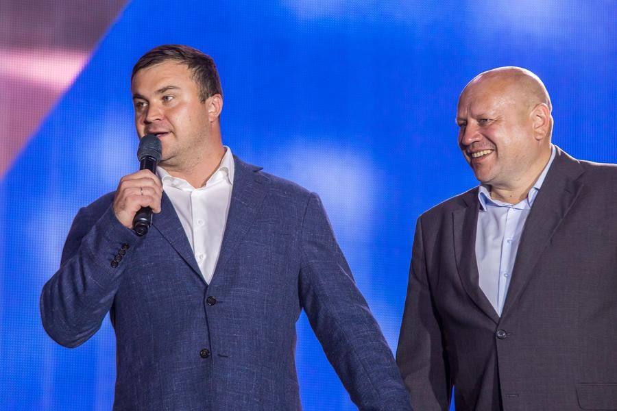 Governor Vitaly Khotsenko and Mayor Sergey Shelest wished the young couple happiness