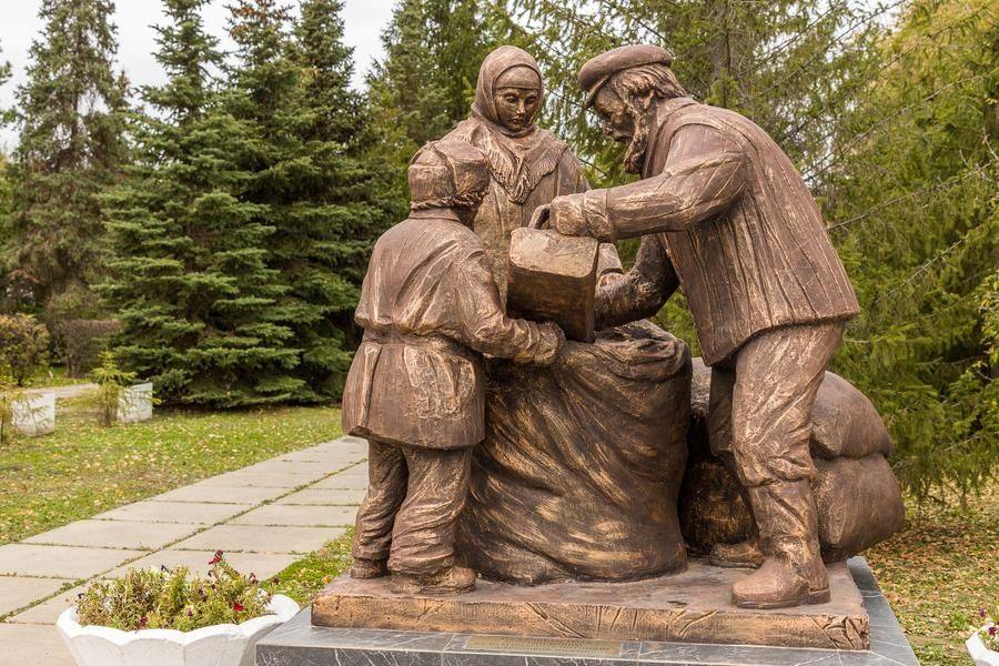 In 2020, a monument to home front workers by Oksana Boyko was installed nearby