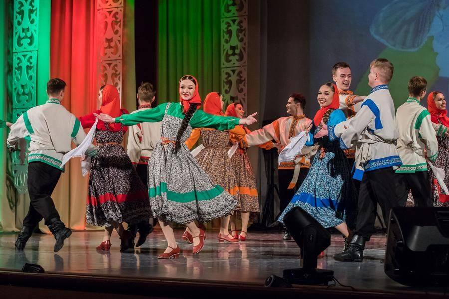 More than ten artists are on stage at once, yet each shines as a distinct personality