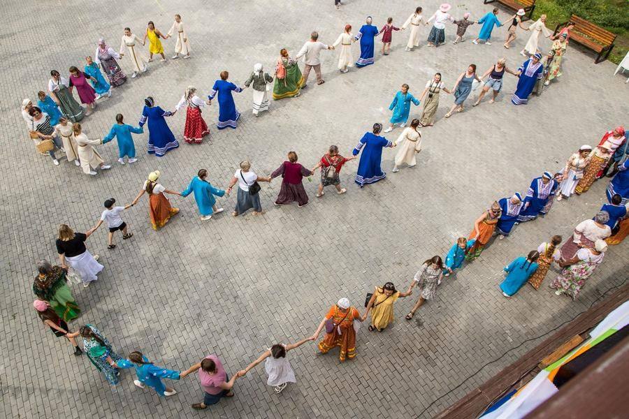 At the final stop of the route, the organizers lead a few more circular dances