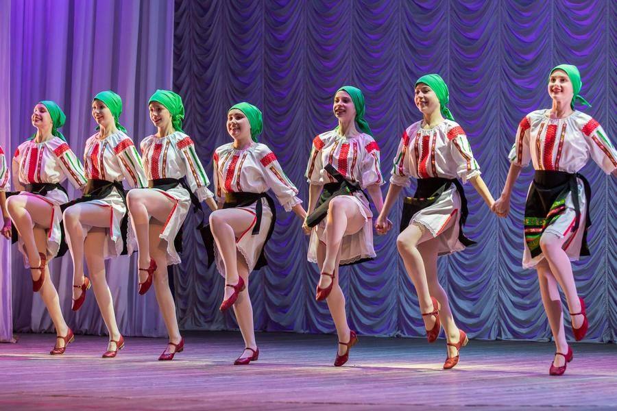 Let’s move a bit further west: Children’s Art School No. 3 prepared the Romanian dance “Kindiya”