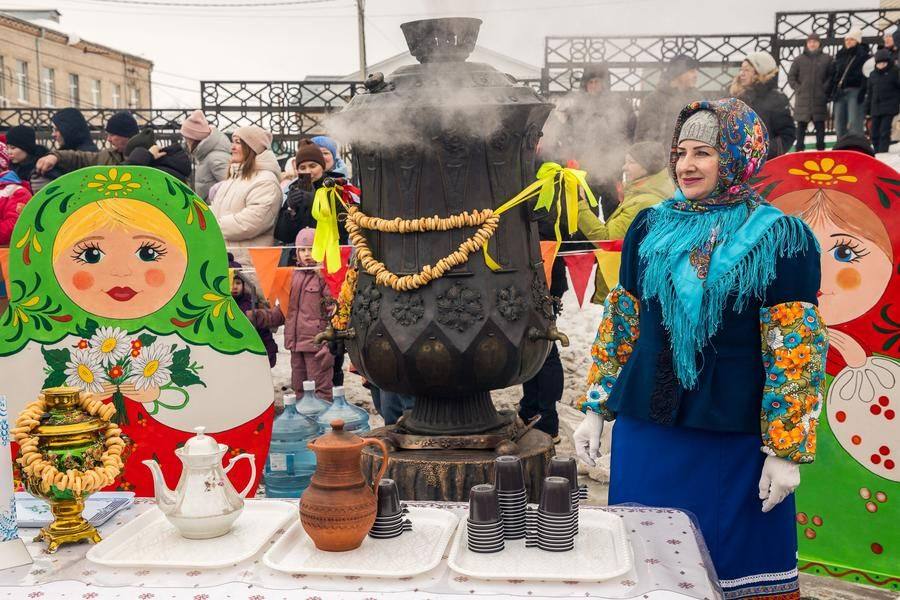 Signature tea is served from the record‑breaking copper samovar