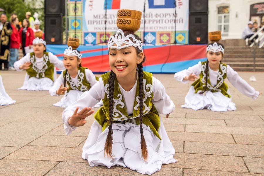 …and by how they manage to balance the bowls on their heads throughout all the movements