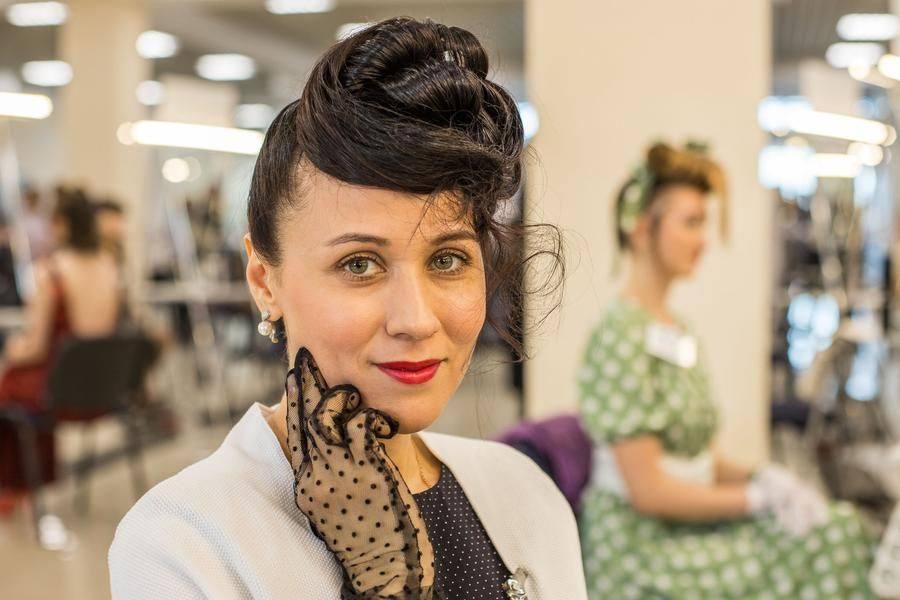Gloves perfectly complement the outfit and beautifully echo the vintage styling