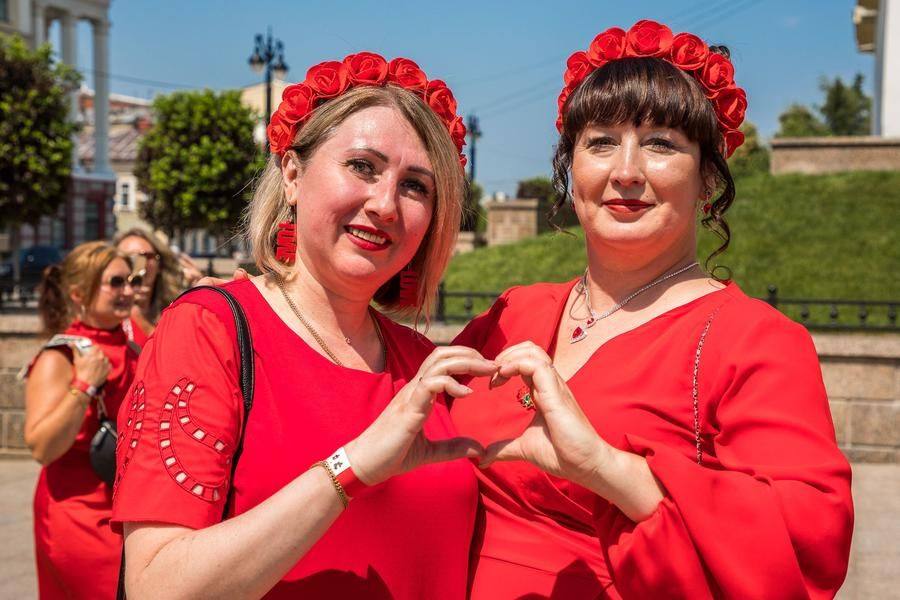 Gathering the smiles of fellow participants and passersby, each woman wove them into her own mosaic of happiness