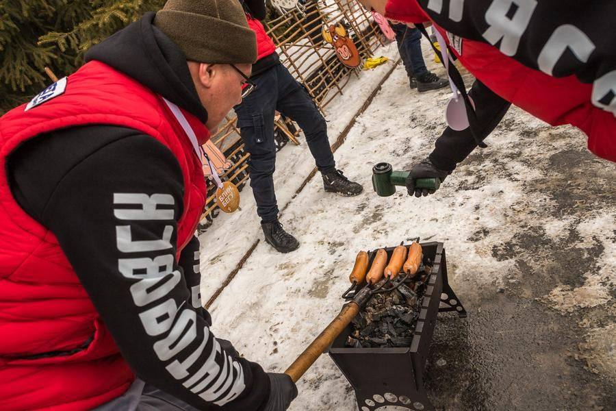 …and sausages on an open flame — but on pitchforks!