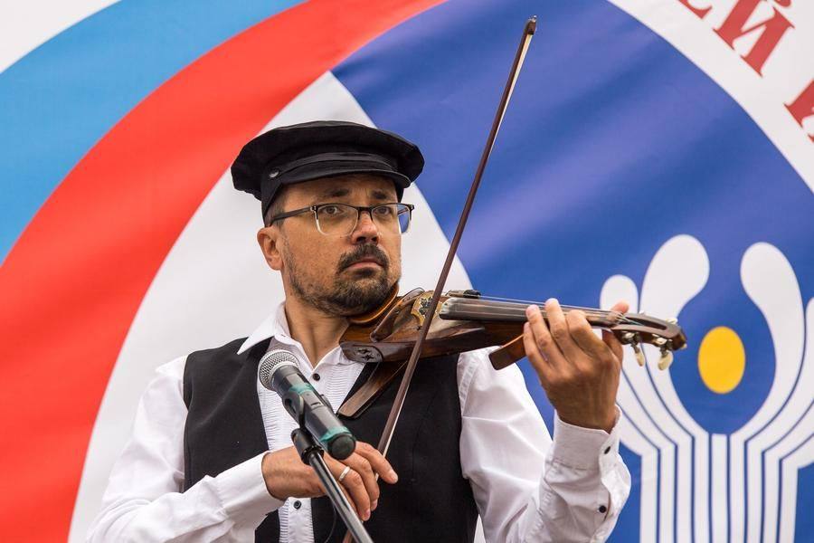 The Jewish ensemble “Klezmer” easily holds the attention of Omsk residents for a long time