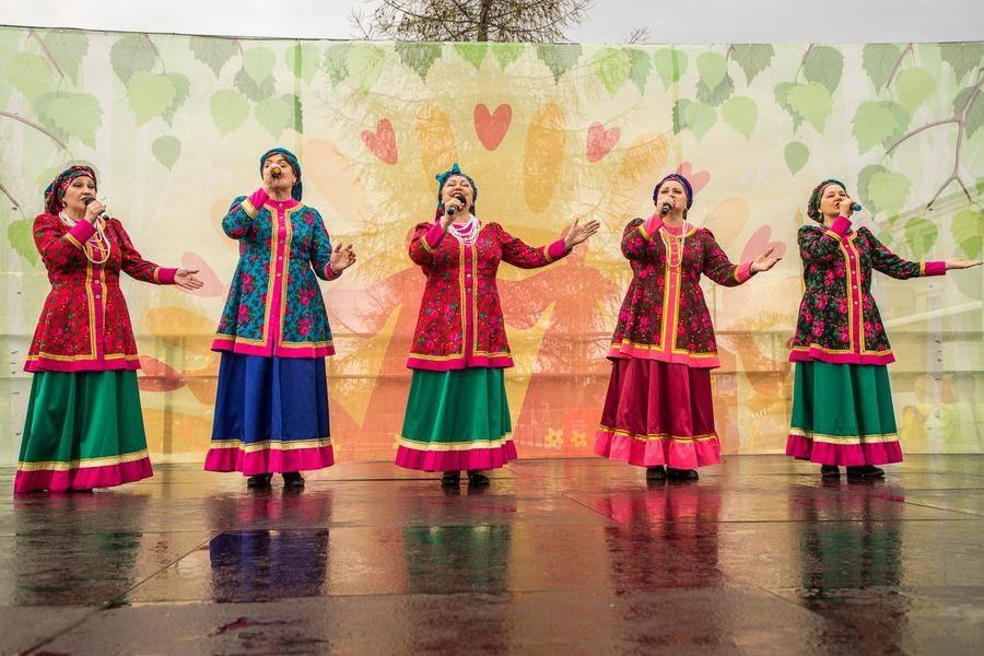 Upbeat, familiar, and beloved folk songs ring out from the stage