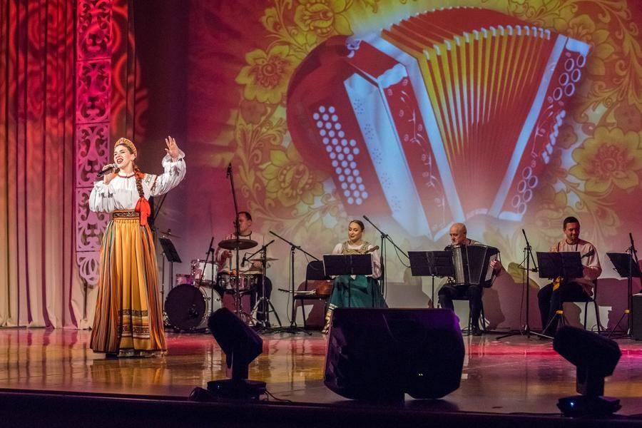 Throughout the entire 90 minutes, the orchestra plays in the background: “Maiden’s Accordion” is sounding…