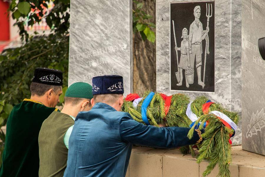 Laying a wreath‑garland is a Sabantuy tradition in our region