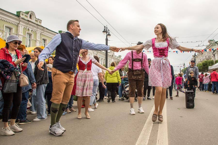 Right on the pavement, there’s an impromptu dance floor with German folk music