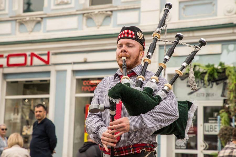 A little further on, a bagpiper captivates everyone with an unusual take on Soviet‑era melodies