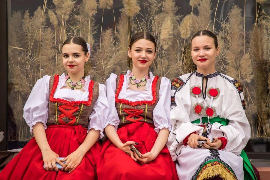 The lovely dancers of the “Bächlein” ensemble from Azovo are getting ready to amaze the audience…
