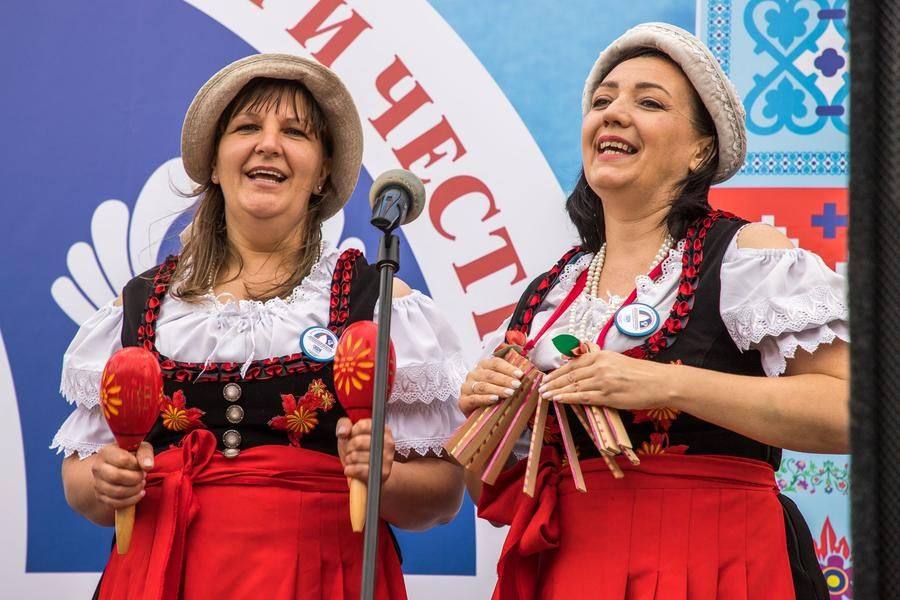 …while the “Nachtigall” group performs rousing folk songs