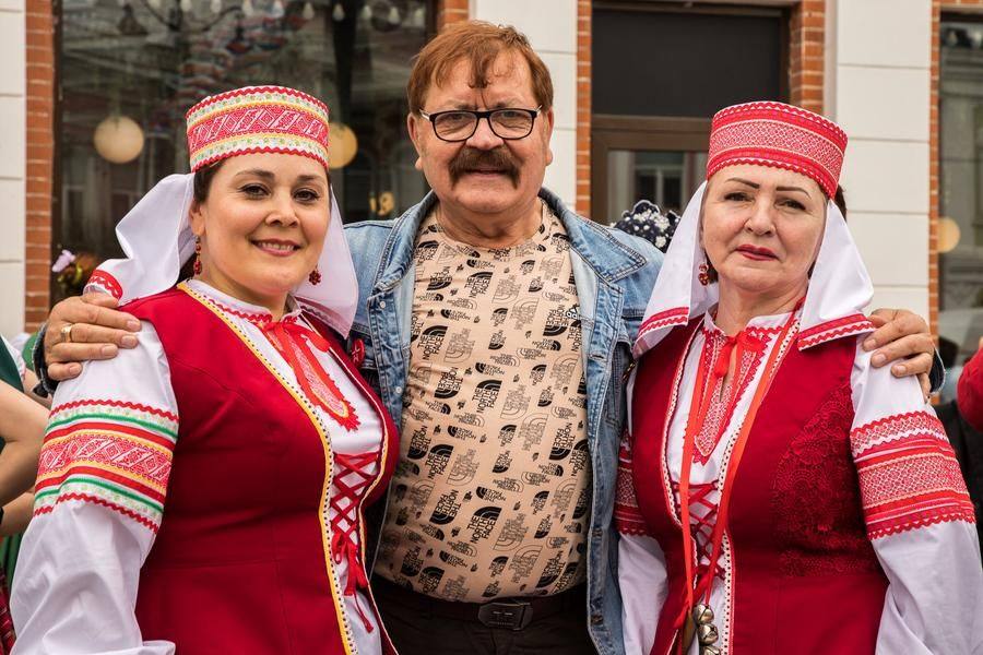 The artists are happy to pose for photos with anyone, especially with fellow performers