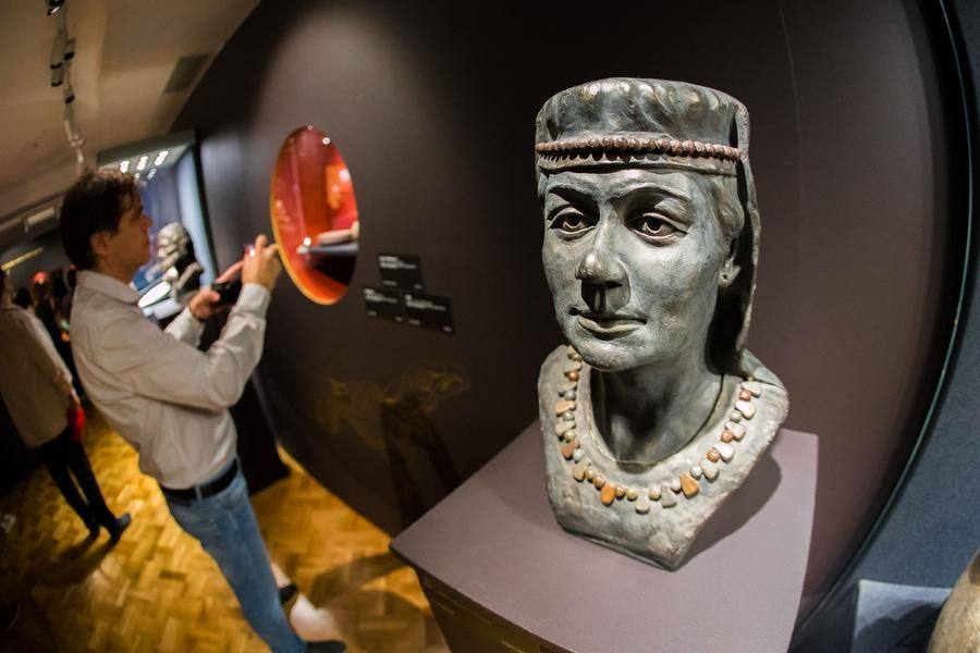 Display cases sit alongside sculptural reconstructions of our ancestors’ appearance