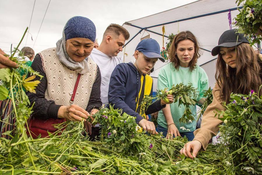 The wreath‑weaving area is a real crowd‑puller