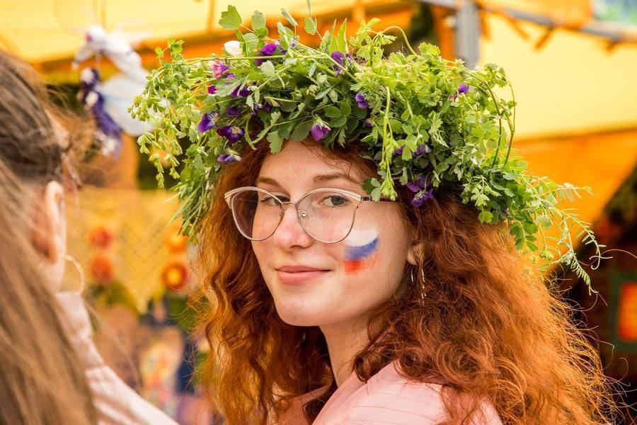 It seems this is the perfect headpiece for girls on Russia Day!