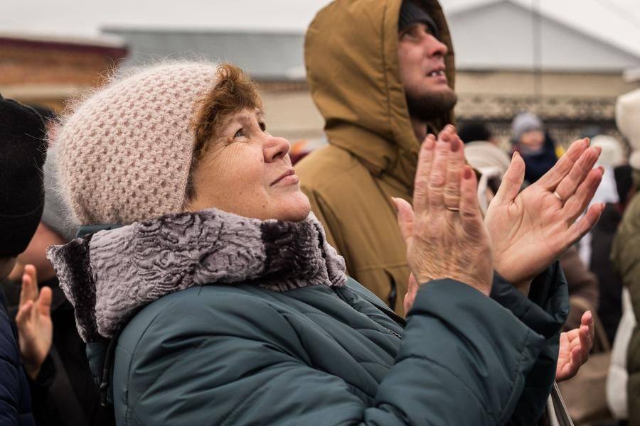 After a few minutes, the whole square starts cheering her on